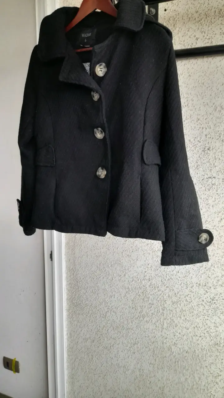Abrigo negro con capucha - 3