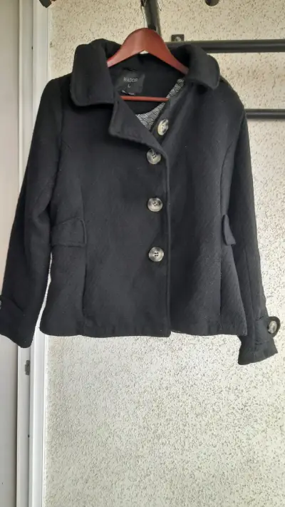 Abrigo negro con capucha - miniatura 4
