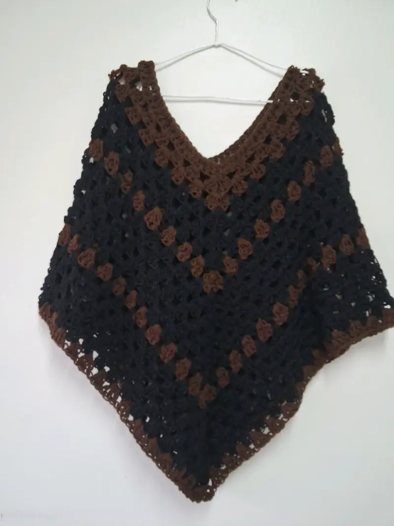 Poncho tejido a crochet mujer