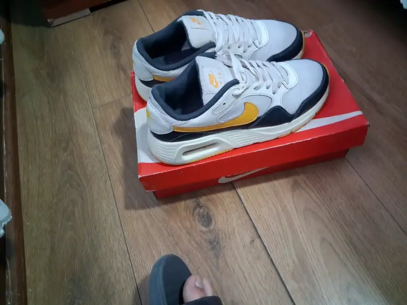 Zapatillas deportivas blancas y amarillas - 3