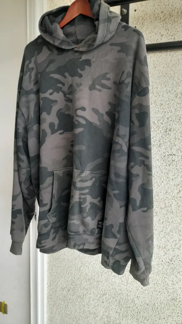 Polerón DC camuflado gris - 1