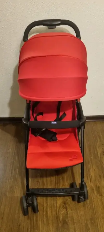 Coche de bebé rojo compacto marca Chicco - miniatura 1