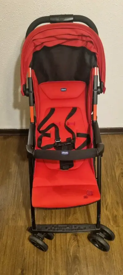 Coche de bebé rojo compacto marca Chicco - miniatura 2
