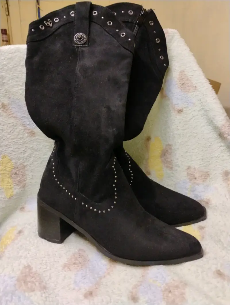 Botas negras con tacón bajo