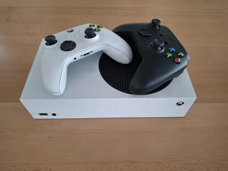Consola con controles Xbox - 1