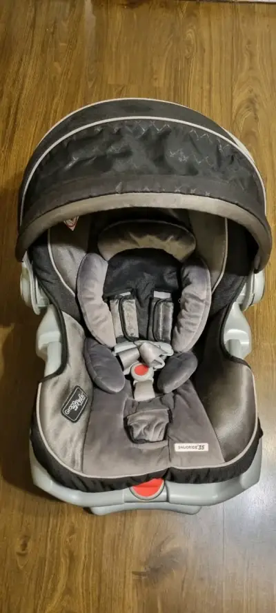 Silla de auto para bebé gris - miniatura 1