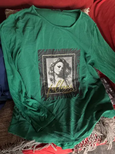 Polera verde con diseño gráfico - miniatura 1