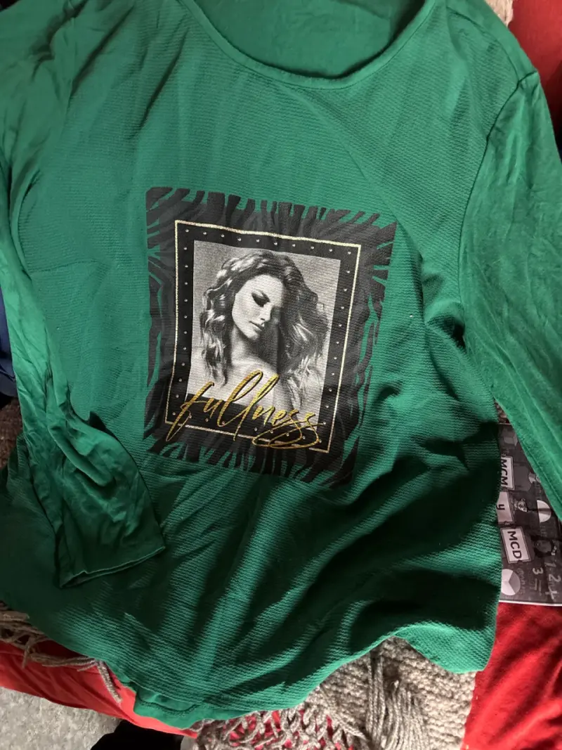 Polera verde con diseño gráfico - 2