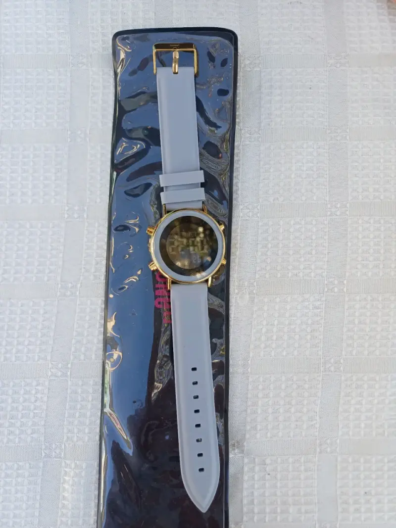 Reloj digital con correa gris
