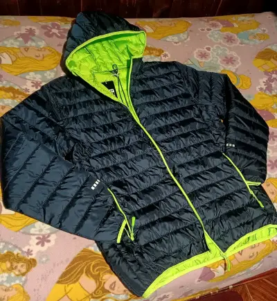 Chaqueta acolchada negra con capucha - miniatura 1