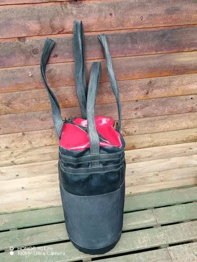 Saco de boxeo con guantes - miniatura 2
