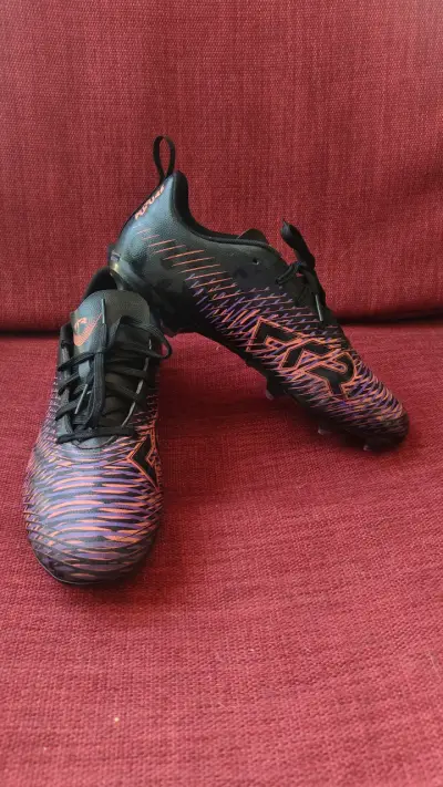 Botines de fútbol negros con diseño - miniatura 1