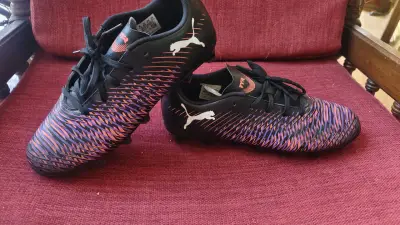 Botines de fútbol negros con diseño - miniatura 2