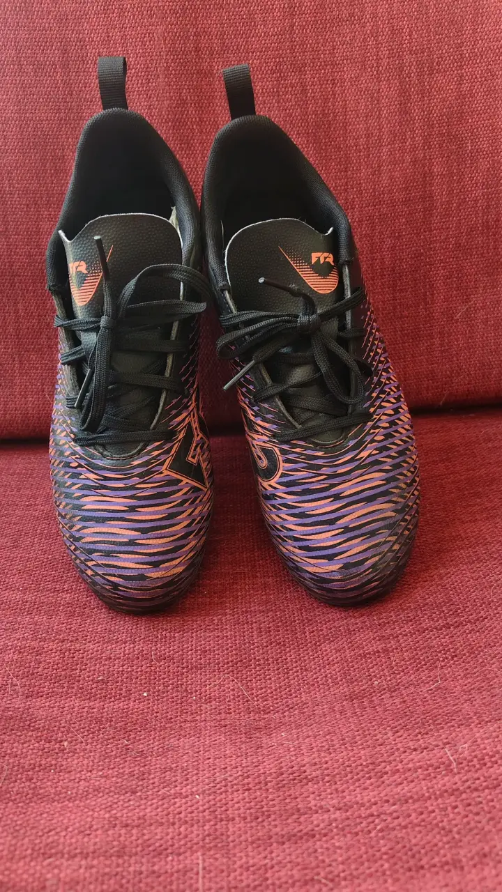 Botines de fútbol negros con diseño - 3