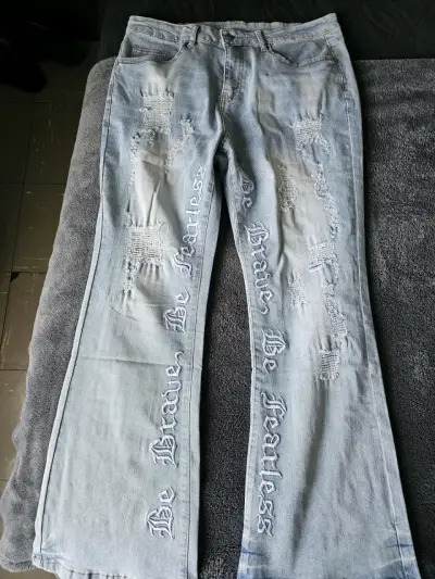 Jeans desgastados con bordado - miniatura 1