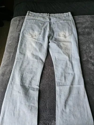 Jeans desgastados con bordado - miniatura 2