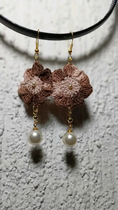 Aros de flores tejidas y perlas - miniatura 1