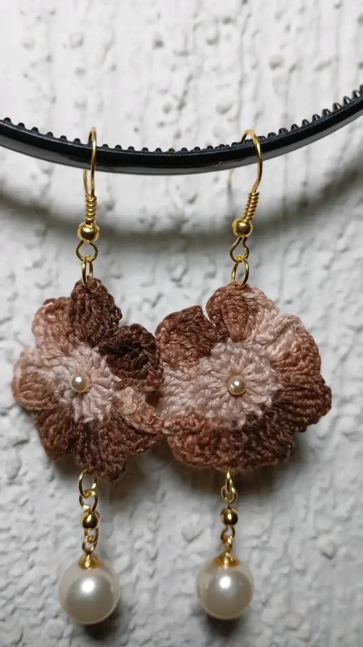 Aros de flores tejidas y perlas - 2