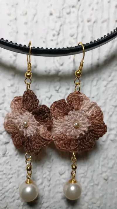 Aros de flores tejidas y perlas - miniatura 2