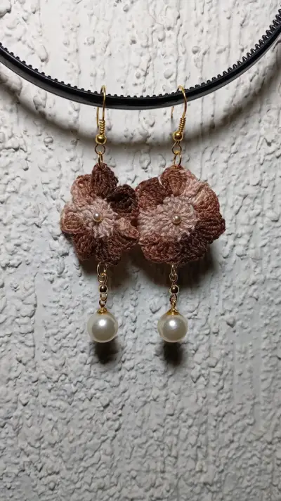 Aros de flores tejidas y perlas - miniatura 3