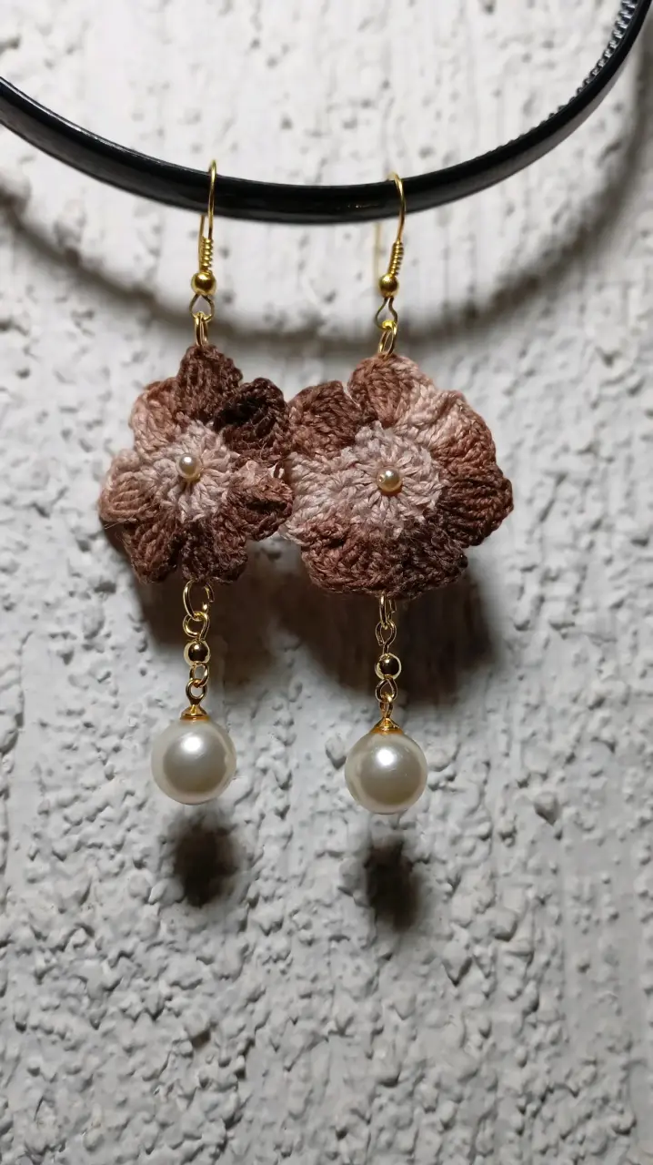 Aros de flores tejidas y perlas - 4