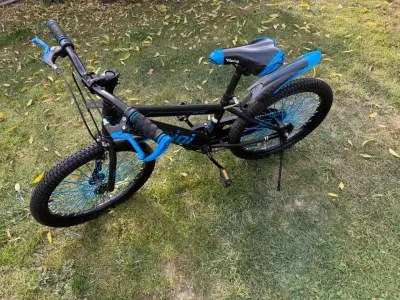 Bicicleta infantil negra y azul - miniatura 2