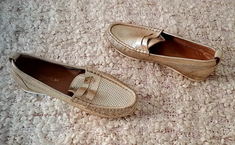 Mocasines dorados de cuero