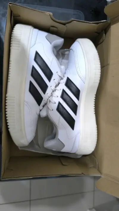 Zapatillas deportivas blancas y negras - miniatura 1