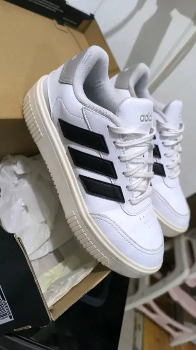 Zapatillas deportivas blancas y negras - miniatura 2