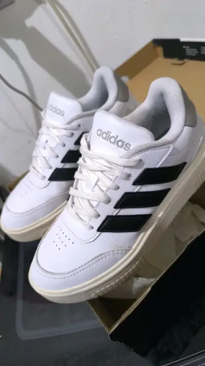 Zapatillas deportivas blancas y negras - miniatura 3