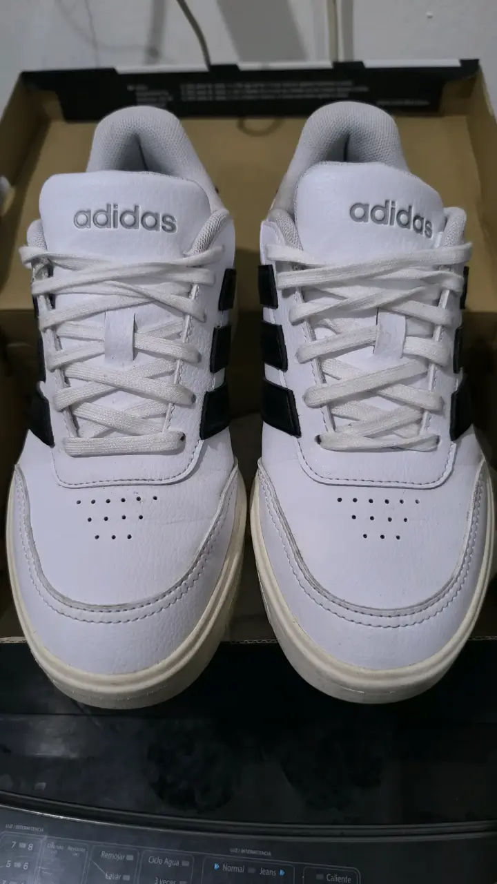 Zapatillas deportivas blancas y negras - 4