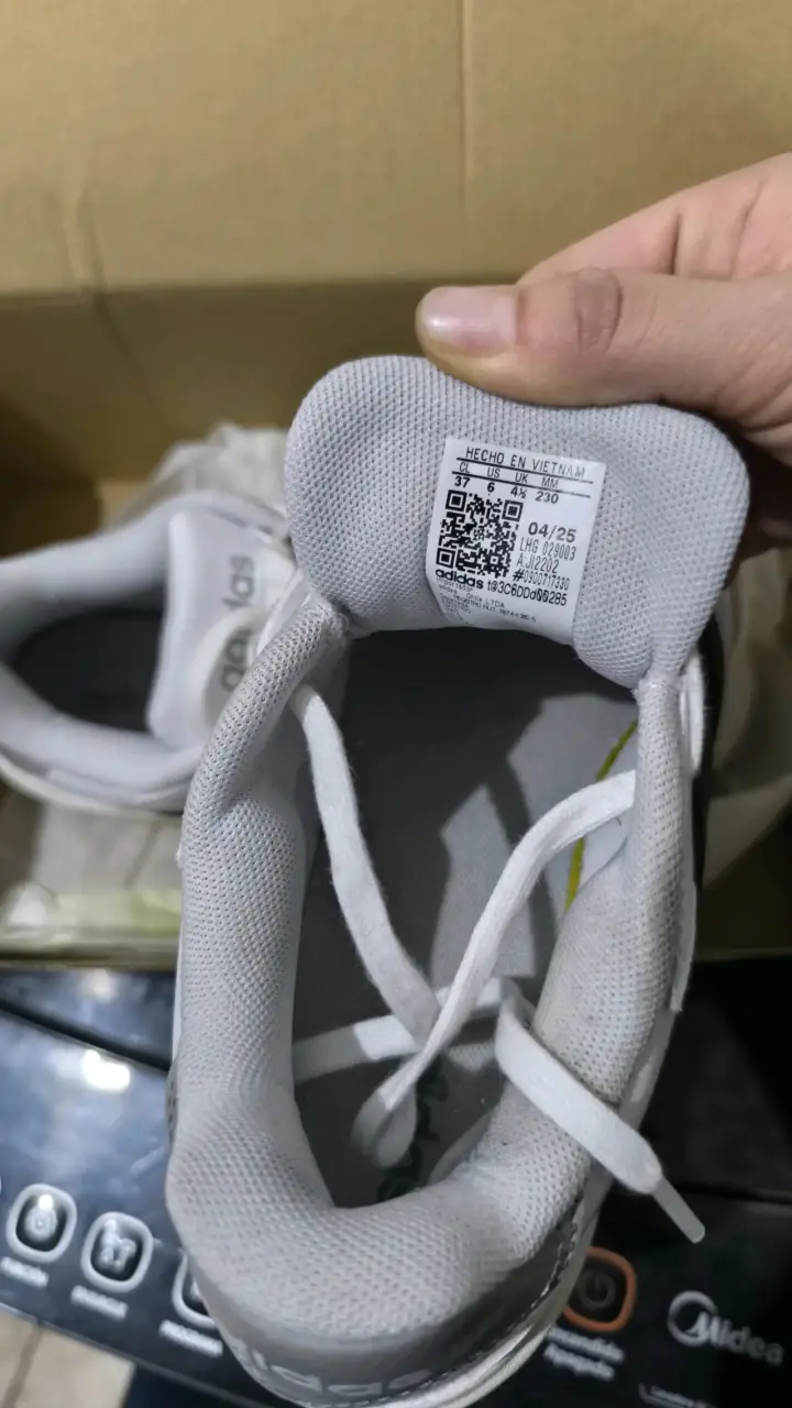 Zapatillas deportivas blancas y negras - 5