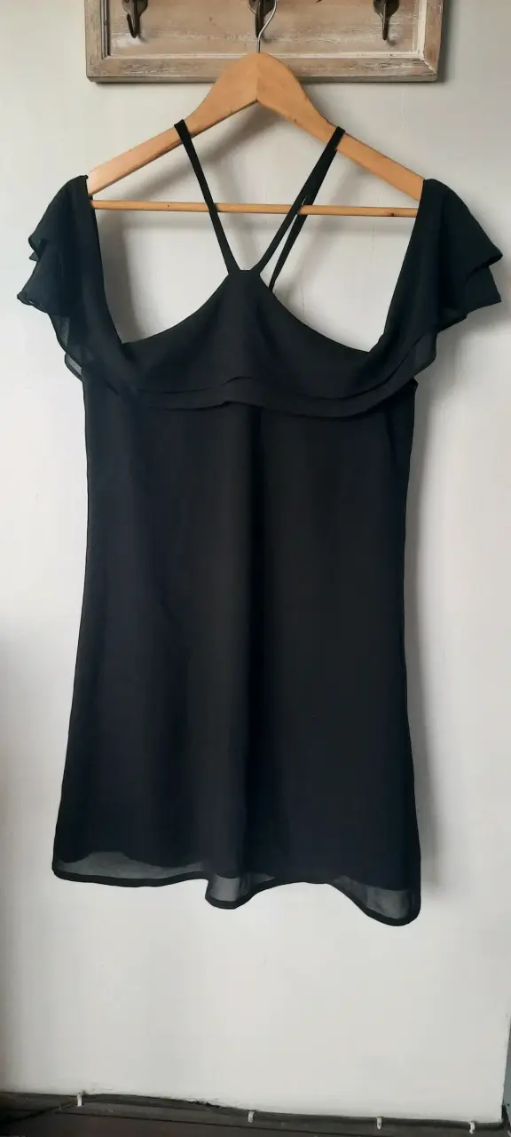 Vestido negro con tirantes finos - 1