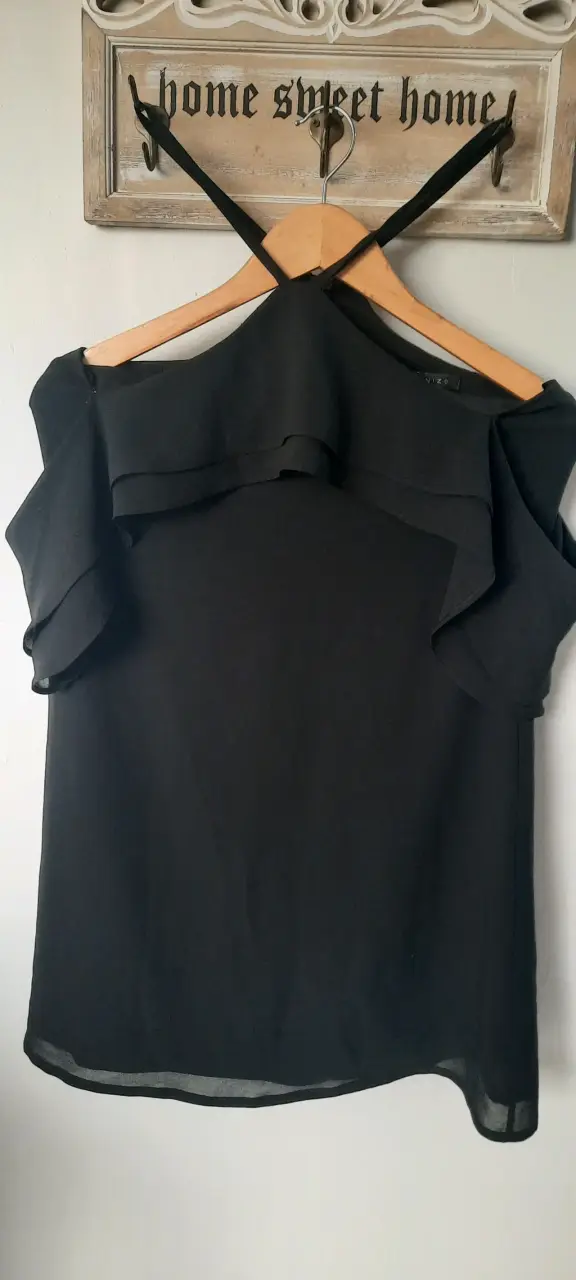 Vestido negro con tirantes finos - 2