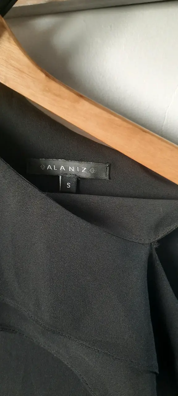 Vestido negro con tirantes finos - 3