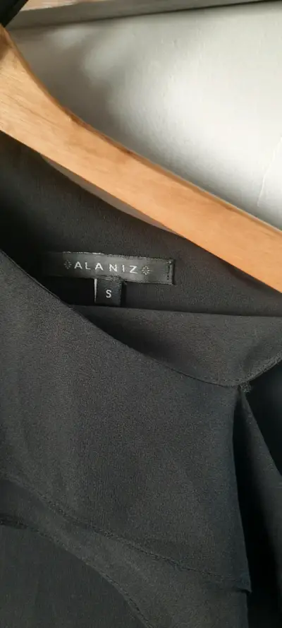 Vestido negro con tirantes finos - miniatura 3