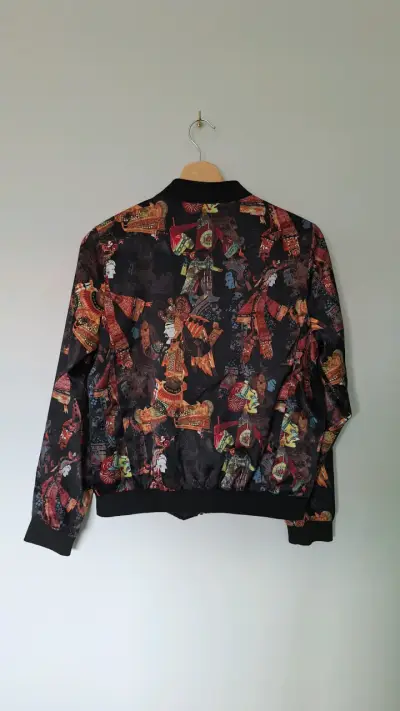 Chaqueta bomber estampada oscura - miniatura 2