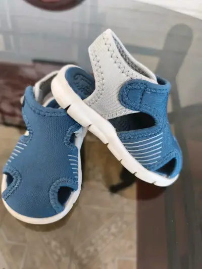 Sandalias infantiles y zapatillas - miniatura 1