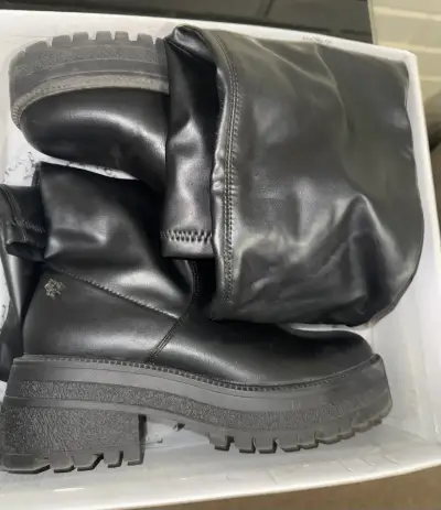 Botas negras con plataforma - miniatura 1