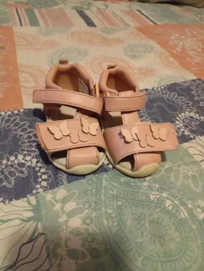 Sandalias rosadas bebé con flores - miniatura 1