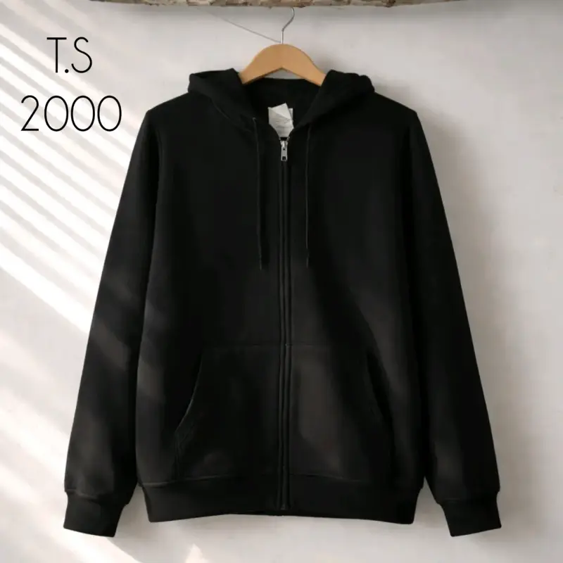Polerón negro con capucha