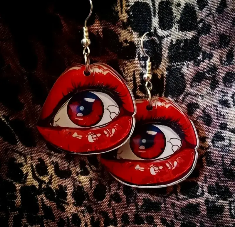 Aros grandes ojo y labios rojos