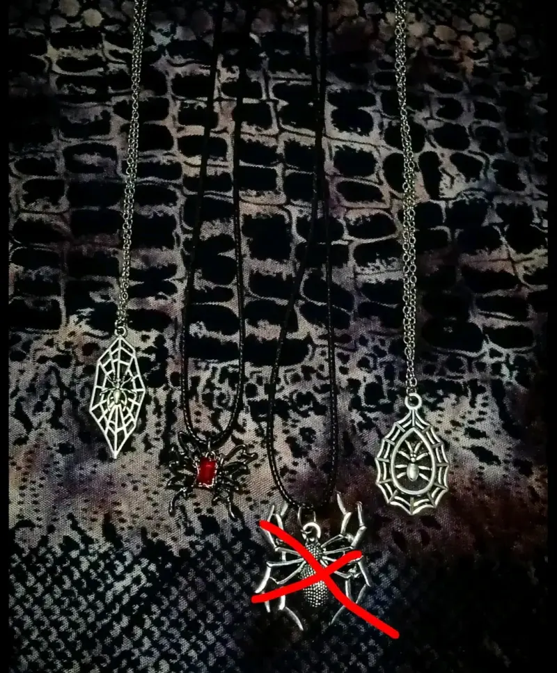 Collares estilo gótico con arañas