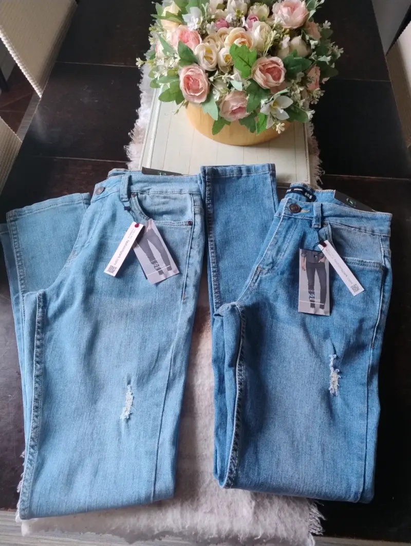 Jeans azul claro con etiquetas