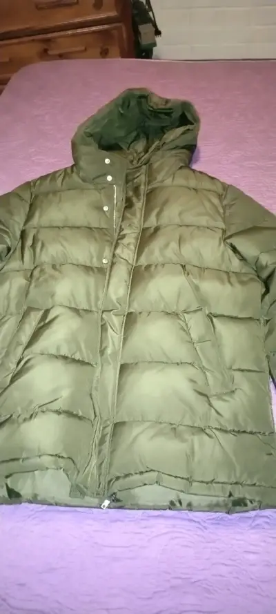 Chaqueta acolchada verde con capucha - miniatura 2