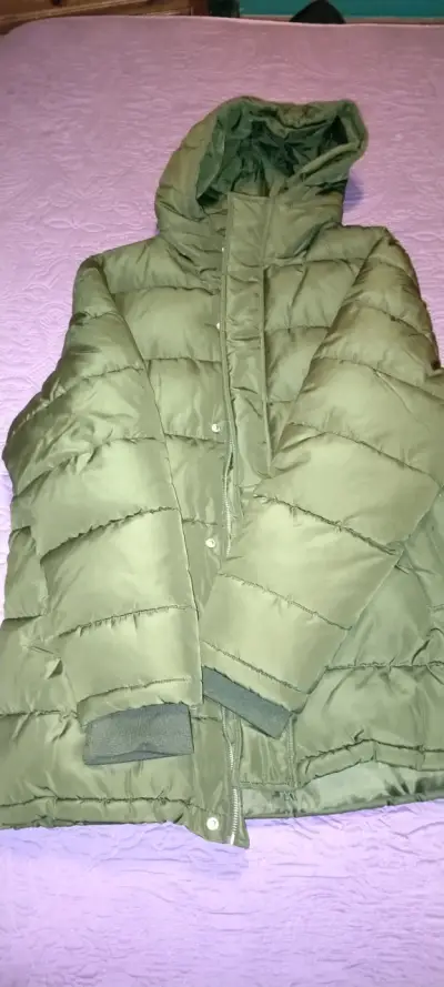 Chaqueta acolchada verde con capucha - miniatura 3