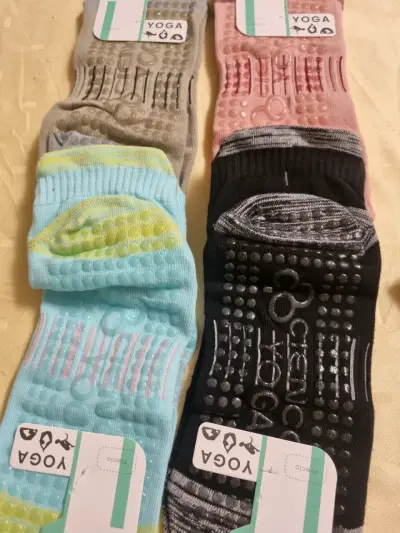 Calcetines antideslizantes para yoga - miniatura 1