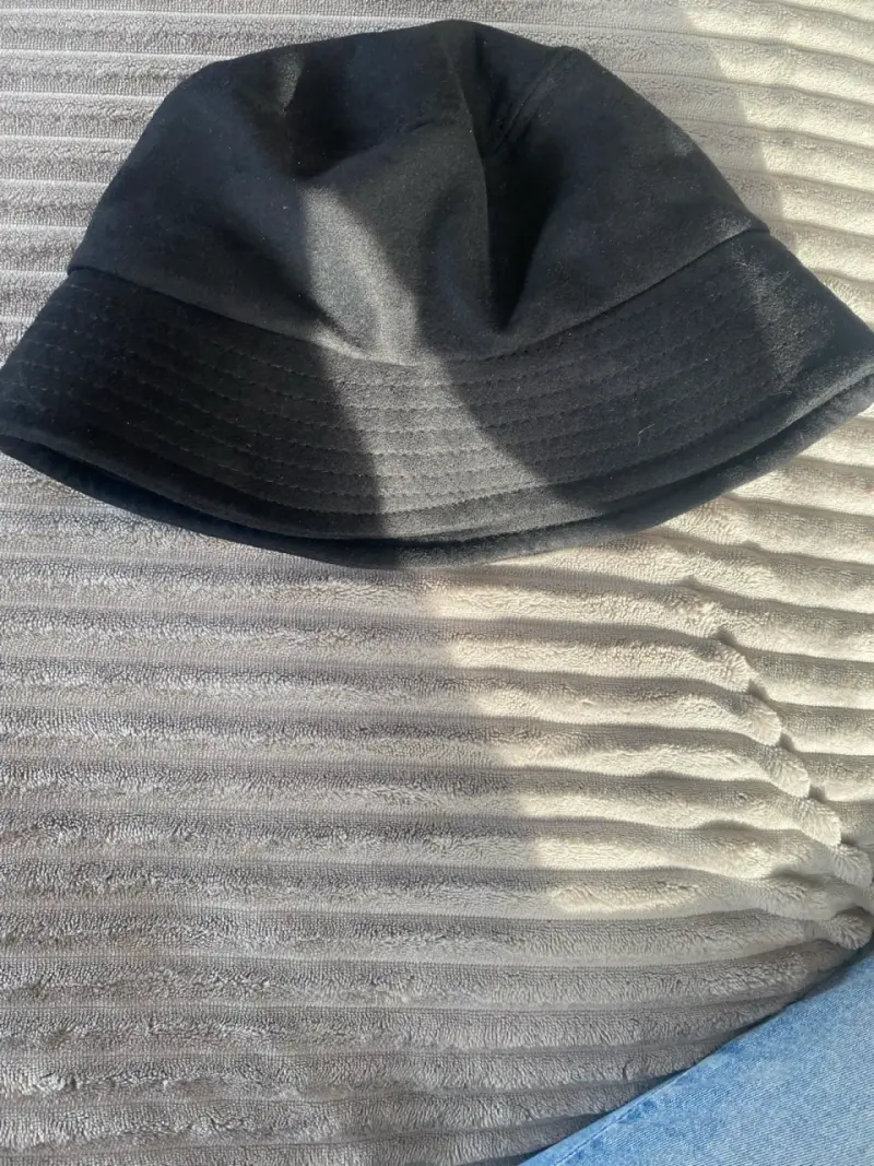 Sombrero negro estilo bucket - 1
