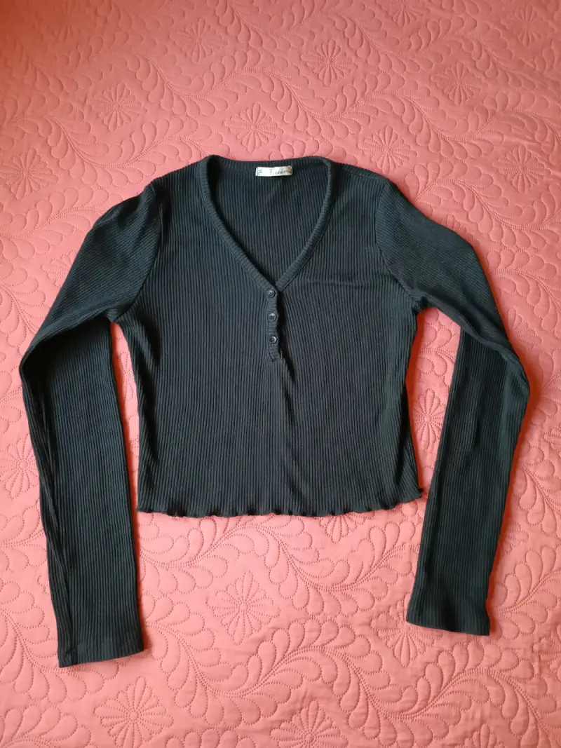 Polera negra estilo crop