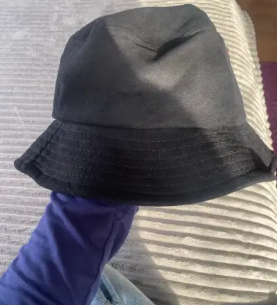 Sombrero negro estilo bucket - miniatura 2